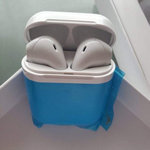 NIB White Wireless Auto-syncing earbuds Apple & Android compatible w/charge case - Picture 2 of 7